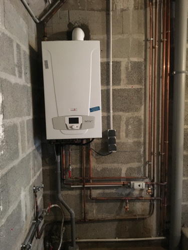 Installation d'une chaudière murale condensation à production d'eau chaude à micro-accumulation Installation d'une chaudière murale condensation à production d'eau chaude à micro-accumulation