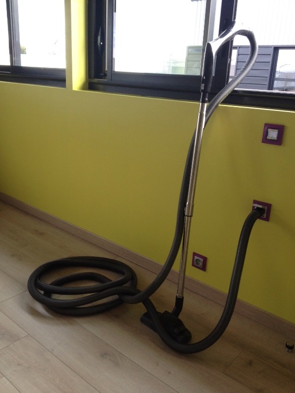 Un réseau de conduits d’air traverse la maison et relie les prises à la centrale d’aspiration placée au sous-sol ou au garage. Ainsi toutes les poussières et saletés de la maison sont aspirées par la centrale et sont piégées dans le sac filtrant de la centrale d’aspiration. L’aspirateur n’existe plus, il suffit de brancher le tuyau sur chaque prise d’aspiration ! Un réseau de conduits d’air traverse la maison et relie les prises à la centrale d’aspiration placée au sous-sol ou au garage. Ainsi toutes les poussières et saletés de la maison sont aspirées par la centrale et sont piégées dans le sac filtrant de la centrale d’aspiration. L’aspirateur n’existe plus, il suffit de brancher le tuyau sur chaque prise d’aspiration !