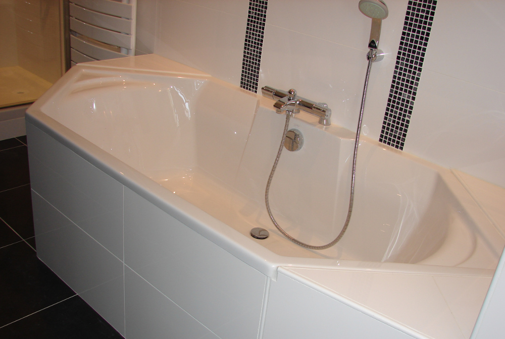 Baignoire en acryl forme diamant installée à Savonnières Baignoire en acryl forme diamant installée à Savonnières