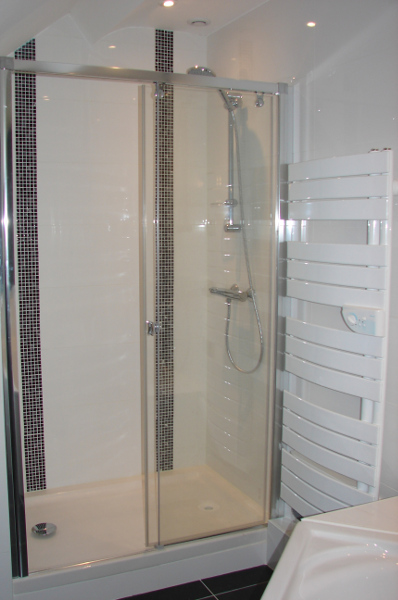 Douche, bac extra plat, porte coulissante installée à Savonnières Douche, bac extra plat, porte coulissante installée à Savonnières