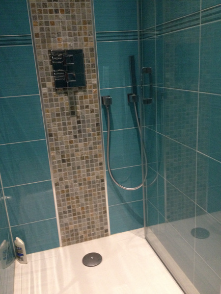 Douche, bac extra plat, porte pivotante installée dans notre show-room à La Riche Douche, bac extra plat, porte pivotante installée dans notre show-room à La Riche