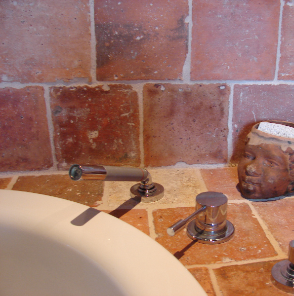 Mitigeur de baignoire encastré dans tomette 18ème siècle Mitigeur de baignoire encastré dans tomette 18ème siècle