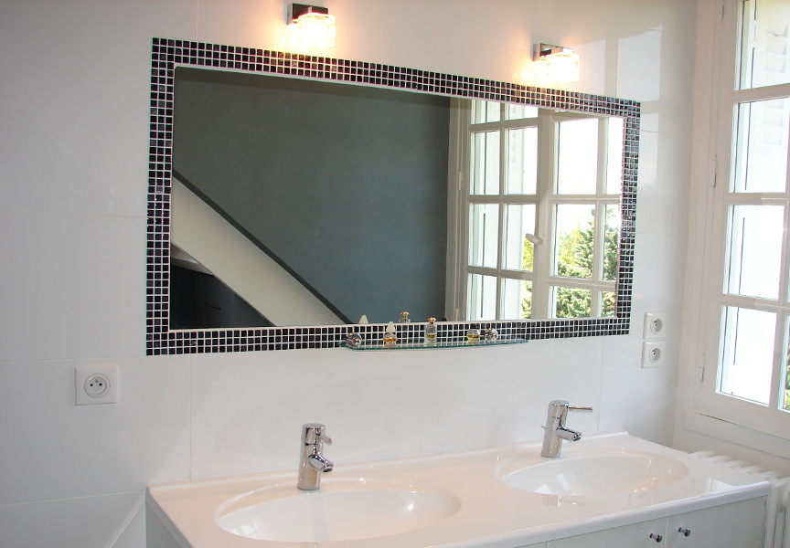 Double vasques intégrées dans meuble de salle bain, avec mise en valeur du miroir par un éclairage led adapté. Réalisation sur Savonnières. Double vasques intégrées dans meuble de salle bain, avec mise en valeur du miroir par un éclairage led adapté. Réalisation sur Savonnières.