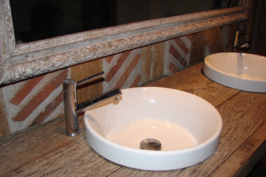 Vasques et robinetteries intégrées dans plan chêne massif Vasques et robinetteries intégrées dans plan chêne massif