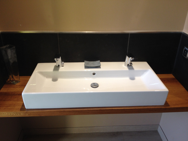 Vasque rectangulaire céramique posée sur plan chêne avec mitigeurs à déclenchement infra-rouge Vasque rectangulaire céramique posée sur plan chêne avec mitigeurs à déclenchement infra-rouge