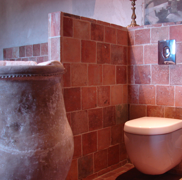 WC bâti ancien suspendu avec abattant frein de chute intégré dans mur en tomette du 18ème  WC bâti ancien suspendu avec abattant frein de chute intégré dans mur en tomette du 18ème